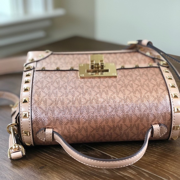 NWT Michael Kors Tina studded trunk handbag - Picture 4 of 8